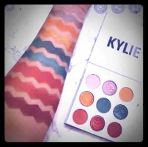 Kylie cosmetics blue honey palette